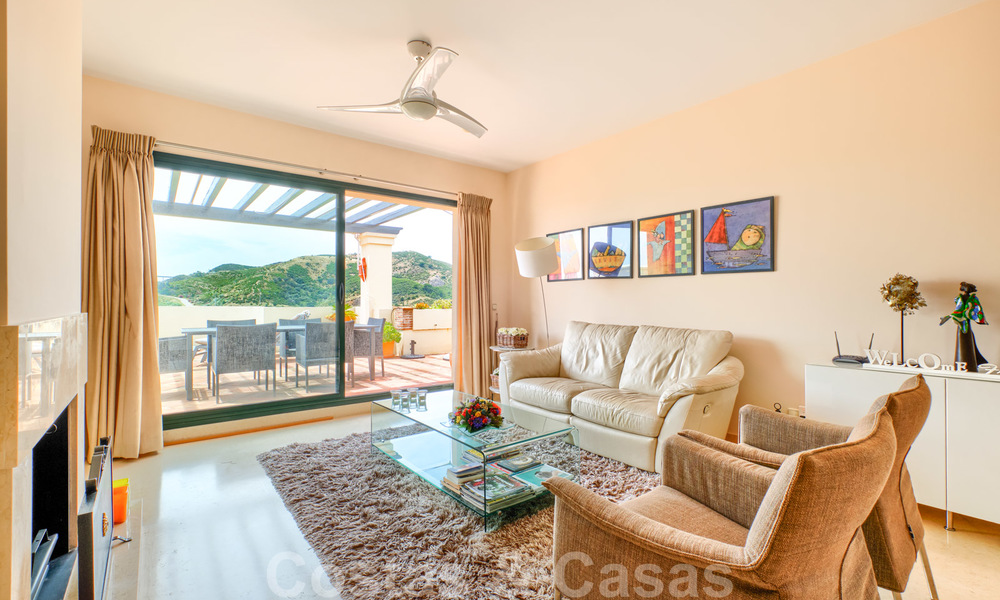 Spacieux appartements de luxe avec une grande terrasse et des vues panoramiques dans un complexe élégant entouré d'un terrain de golf à Marbella - Benahavis 25190
