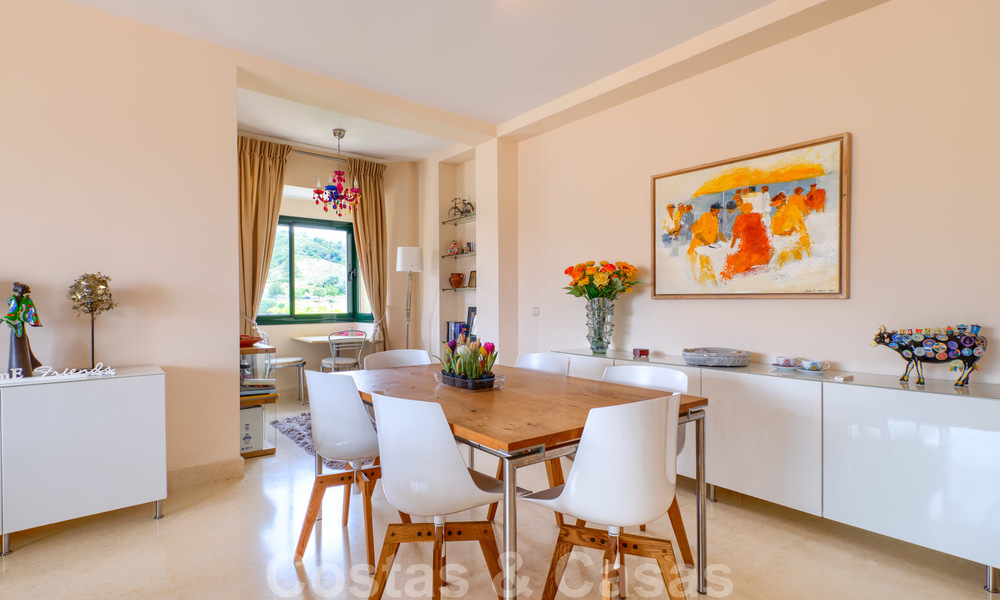 Spacieux appartements de luxe avec une grande terrasse et des vues panoramiques dans un complexe élégant entouré d'un terrain de golf à Marbella - Benahavis 25191