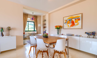 Spacieux appartements de luxe avec une grande terrasse et des vues panoramiques dans un complexe élégant entouré d'un terrain de golf à Marbella - Benahavis 25191 