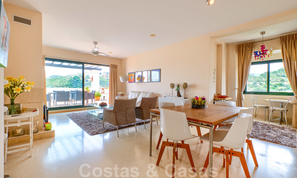 Spacieux appartements de luxe avec une grande terrasse et des vues panoramiques dans un complexe élégant entouré d'un terrain de golf à Marbella - Benahavis 25192