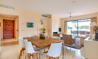 Spacieux appartements de luxe avec une grande terrasse et des vues panoramiques dans un complexe élégant entouré d'un terrain de golf à Marbella - Benahavis 25193 