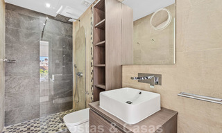 Magnifique appartement penthouse rénové à vendre, dans un complexe en deuxième ligne de plage à Puerto Banus, Marbella. Réduction significative de prix ! 25408 