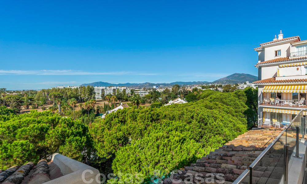 Magnifique appartement penthouse rénové à vendre, dans un complexe en deuxième ligne de plage à Puerto Banus, Marbella. Réduction significative de prix ! 25409