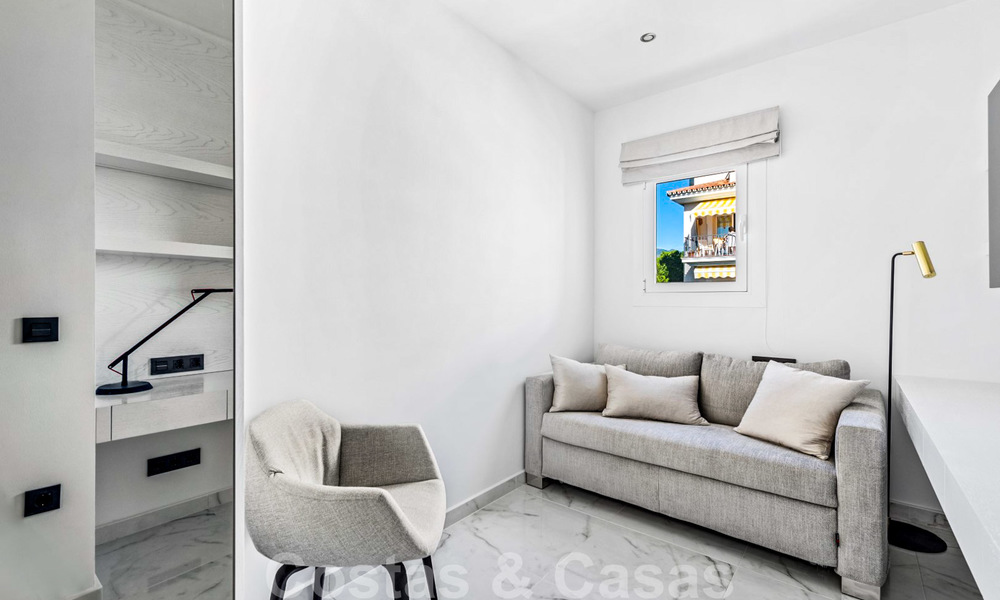 Magnifique appartement penthouse rénové à vendre, dans un complexe en deuxième ligne de plage à Puerto Banus, Marbella. Réduction significative de prix ! 25410