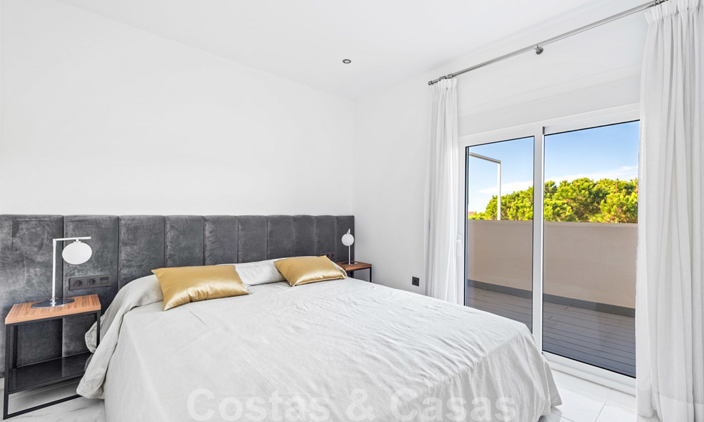 Magnifique appartement penthouse rénové à vendre, dans un complexe en deuxième ligne de plage à Puerto Banus, Marbella. Réduction significative de prix ! 25411