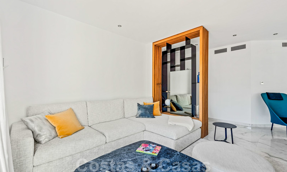 Magnifique appartement penthouse rénové à vendre, dans un complexe en deuxième ligne de plage à Puerto Banus, Marbella. Réduction significative de prix ! 25415