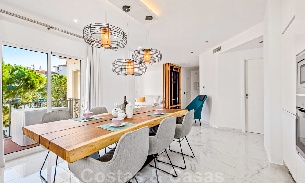 Magnifique appartement penthouse rénové à vendre, dans un complexe en deuxième ligne de plage à Puerto Banus, Marbella. Réduction significative de prix ! 25416