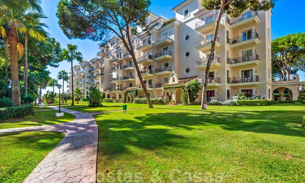 Magnifique appartement penthouse rénové à vendre, dans un complexe en deuxième ligne de plage à Puerto Banus, Marbella. Réduction significative de prix ! 25418