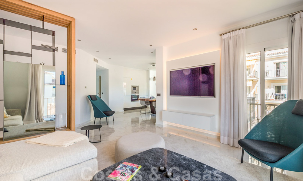 Magnifique appartement penthouse rénové à vendre, dans un complexe en deuxième ligne de plage à Puerto Banus, Marbella. Réduction significative de prix ! 25420
