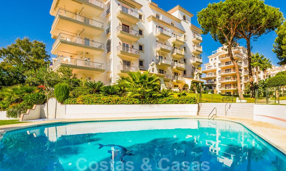Magnifique appartement penthouse rénové à vendre, dans un complexe en deuxième ligne de plage à Puerto Banus, Marbella. Réduction significative de prix ! 25427
