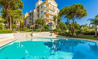 Magnifique appartement penthouse rénové à vendre, dans un complexe en deuxième ligne de plage à Puerto Banus, Marbella. Réduction significative de prix ! 25428 