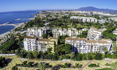 Magnifique appartement penthouse rénové à vendre, dans un complexe en deuxième ligne de plage à Puerto Banus, Marbella. Réduction significative de prix ! 25430