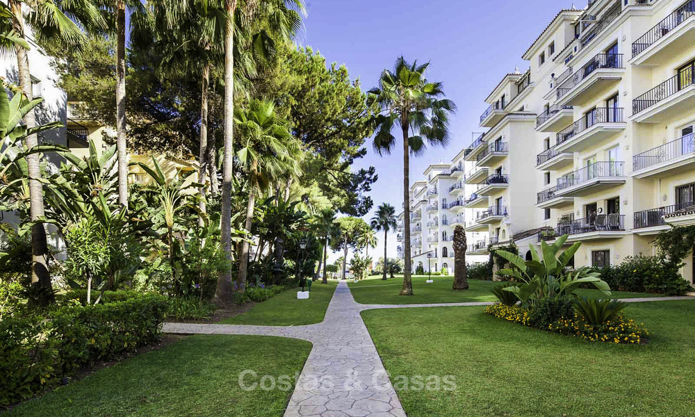 Magnifique appartement penthouse rénové à vendre, dans un complexe en deuxième ligne de plage à Puerto Banus, Marbella. Réduction significative de prix ! 25431