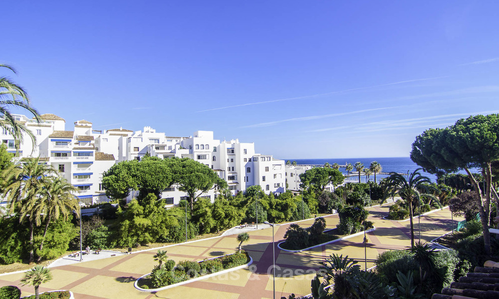 Magnifique appartement penthouse rénové à vendre, dans un complexe en deuxième ligne de plage à Puerto Banus, Marbella. Réduction significative de prix ! 25433
