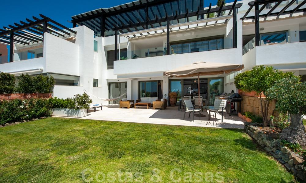 Appartement moderne en première ligne du golf avec de belles vues sur le golf et la mer à vendre à Los Flamingos Golf à Marbella - Benahavis 25124