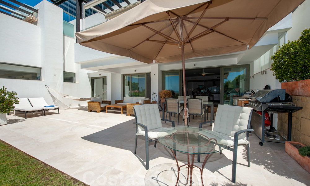 Appartement moderne en première ligne du golf avec de belles vues sur le golf et la mer à vendre à Los Flamingos Golf à Marbella - Benahavis 25125