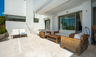 Appartement moderne en première ligne du golf avec de belles vues sur le golf et la mer à vendre à Los Flamingos Golf à Marbella - Benahavis 25126 