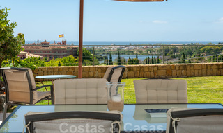 Appartement moderne en première ligne du golf avec de belles vues sur le golf et la mer à vendre à Los Flamingos Golf à Marbella - Benahavis 25127 