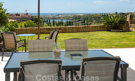 Appartement moderne en première ligne du golf avec de belles vues sur le golf et la mer à vendre à Los Flamingos Golf à Marbella - Benahavis 25129