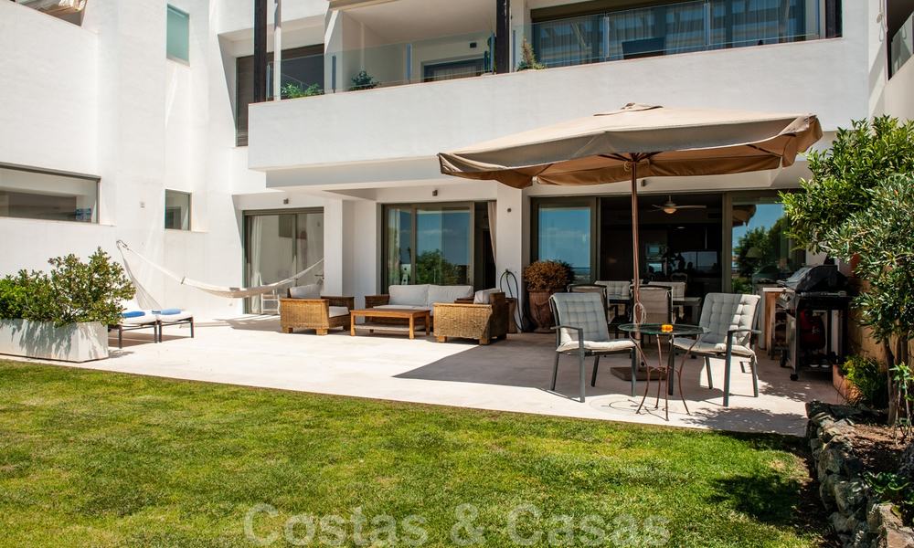 Appartement moderne en première ligne du golf avec de belles vues sur le golf et la mer à vendre à Los Flamingos Golf à Marbella - Benahavis 25135