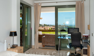 Appartement moderne en première ligne du golf avec de belles vues sur le golf et la mer à vendre à Los Flamingos Golf à Marbella - Benahavis 25138 