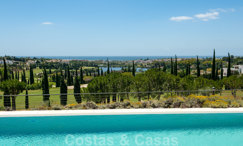 Appartement moderne en première ligne du golf avec de belles vues sur le golf et la mer à vendre à Los Flamingos Golf à Marbella - Benahavis 25151