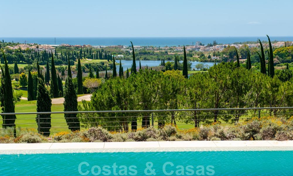 Appartement moderne en première ligne du golf avec de belles vues sur le golf et la mer à vendre à Los Flamingos Golf à Marbella - Benahavis 25152