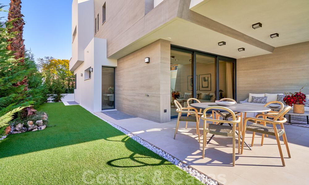 Villas modernes, jumelées, à vendre à 300 mètres de la plage - Puerto Banus, Marbella 31672
