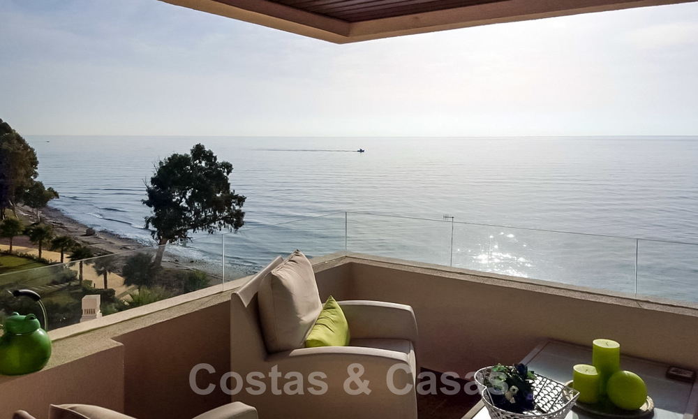 Appartement moderne à vendre en première ligne de plage avec vue splendide sur la mer entre Marbella et Estepona 25514