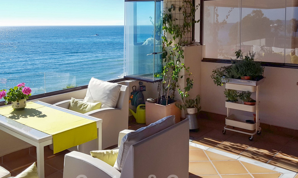 Appartement moderne à vendre en première ligne de plage avec vue splendide sur la mer entre Marbella et Estepona 25515