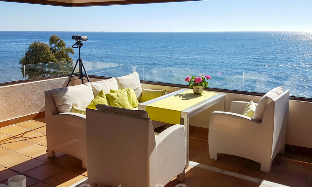 Appartement moderne à vendre en première ligne de plage avec vue splendide sur la mer entre Marbella et Estepona 25516