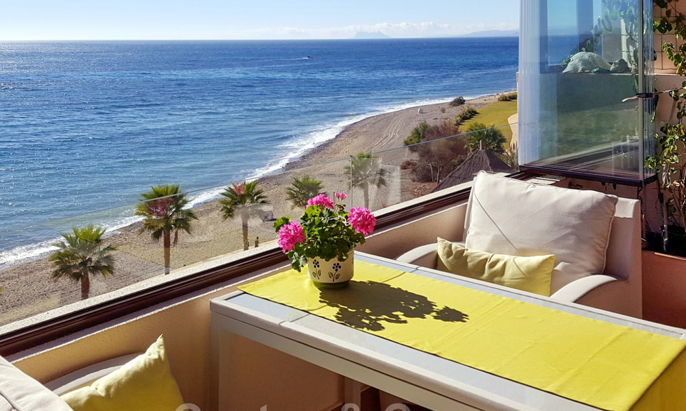 Appartement moderne à vendre en première ligne de plage avec vue splendide sur la mer entre Marbella et Estepona 25518
