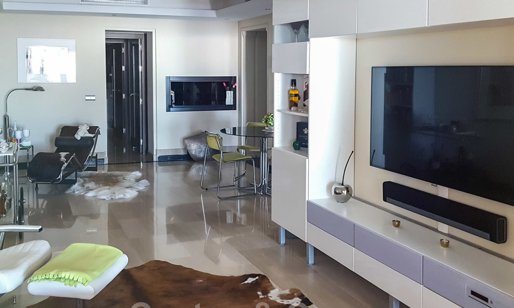 Appartement moderne à vendre en première ligne de plage avec vue splendide sur la mer entre Marbella et Estepona 25520