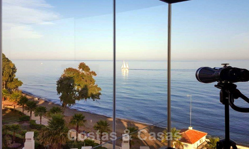 Appartement moderne à vendre en première ligne de plage avec vue splendide sur la mer entre Marbella et Estepona 25533