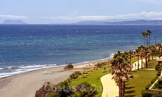 Appartement moderne à vendre en première ligne de plage avec vue splendide sur la mer entre Marbella et Estepona 25534 