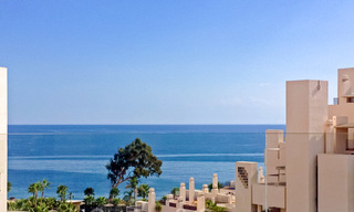 Appartement moderne à vendre dans un complexe de première ligne de plage avec vue sur la mer entre Marbella et Estepona 25552 
