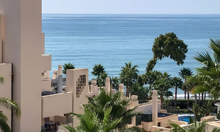 Appartement moderne à vendre dans un complexe de première ligne de plage avec vue sur la mer entre Marbella et Estepona 25557 