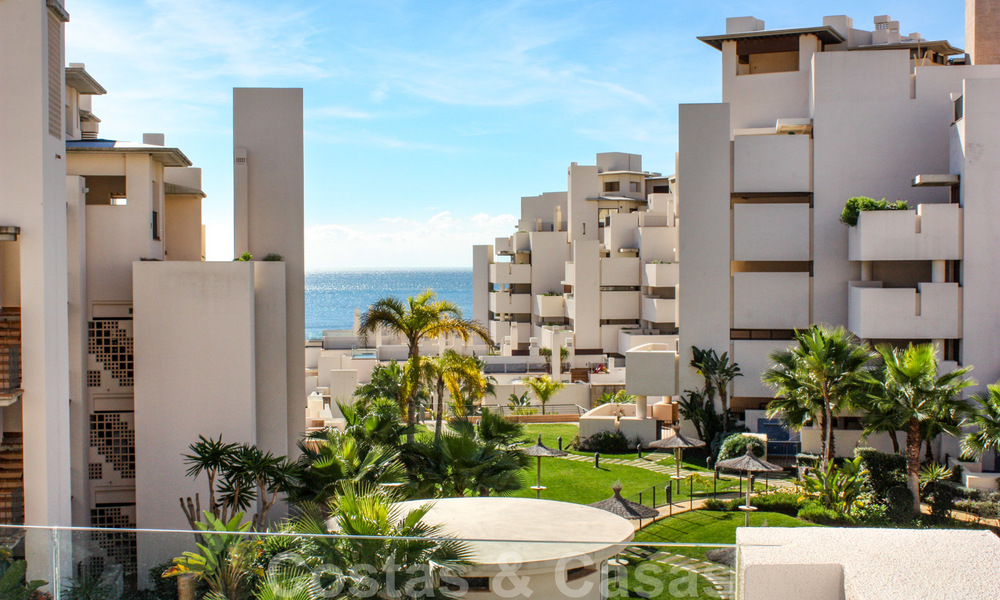 Appartement moderne à vendre dans un complexe de plage de première ligne avec vue sur la mer entre Marbella et Estepona 25613