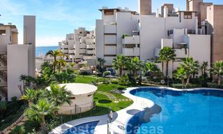 Appartement moderne à vendre dans un complexe de plage de première ligne avec vue sur la mer entre Marbella et Estepona 25615 