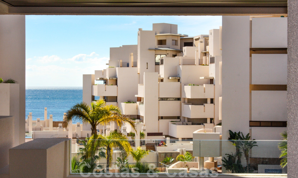 Appartement moderne à vendre dans un complexe de plage de première ligne avec vue sur la mer entre Marbella et Estepona 25616