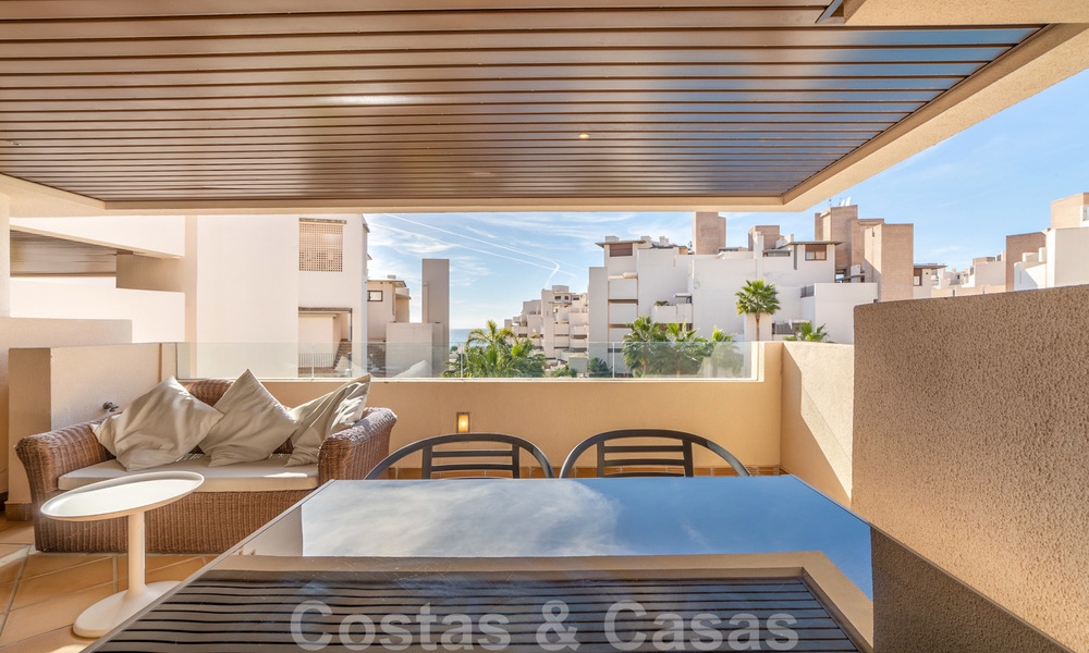 Appartement moderne à vendre dans un complexe de plage de première ligne avec vue sur la mer entre Marbella et Estepona 25640
