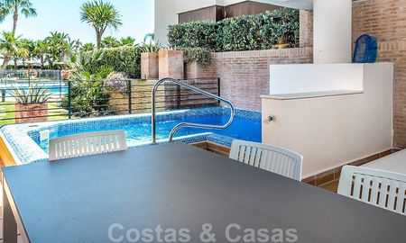 Appartement moderne avec jardin à vendre dans un complexe de plage de première ligne avec piscine privée entre Marbella et Estepona 25643