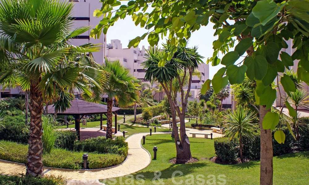 Appartement moderne avec jardin à vendre dans un complexe de plage de première ligne avec piscine privée entre Marbella et Estepona 25644