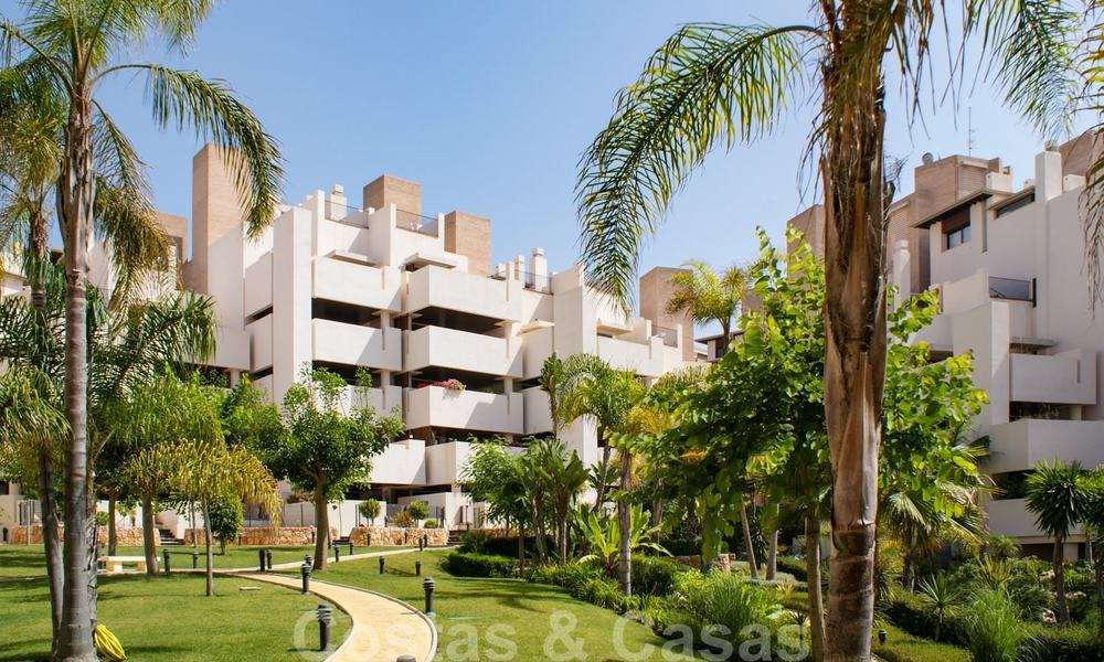 Appartement moderne avec jardin à vendre dans un complexe de plage de première ligne avec piscine privée entre Marbella et Estepona 25645