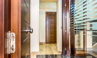 Appartement moderne avec jardin à vendre dans un complexe de plage de première ligne avec piscine privée entre Marbella et Estepona 25646 