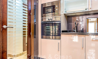 Appartement moderne avec jardin à vendre dans un complexe de plage de première ligne avec piscine privée entre Marbella et Estepona 25650 