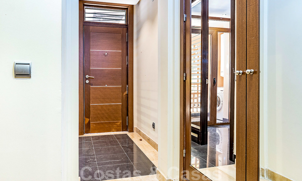 Appartement moderne avec jardin à vendre dans un complexe de plage de première ligne avec piscine privée entre Marbella et Estepona 25653