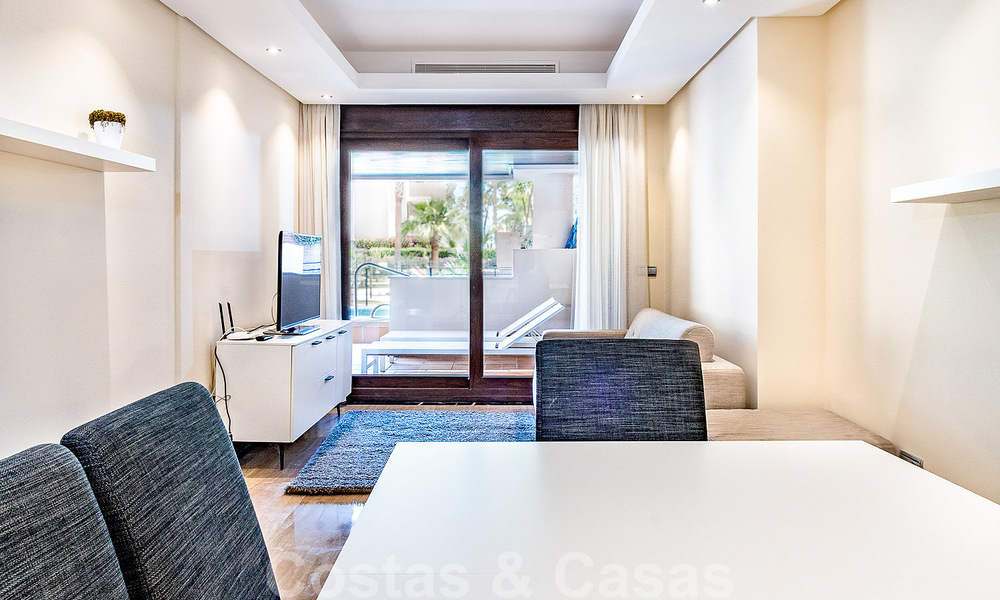Appartement moderne avec jardin à vendre dans un complexe de plage de première ligne avec piscine privée entre Marbella et Estepona 25661