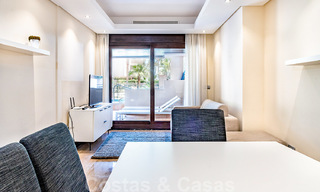 Appartement moderne avec jardin à vendre dans un complexe de plage de première ligne avec piscine privée entre Marbella et Estepona 25661 