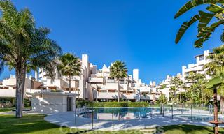 Appartement moderne avec jardin à vendre dans un complexe de plage de première ligne avec piscine privée entre Marbella et Estepona 25662 